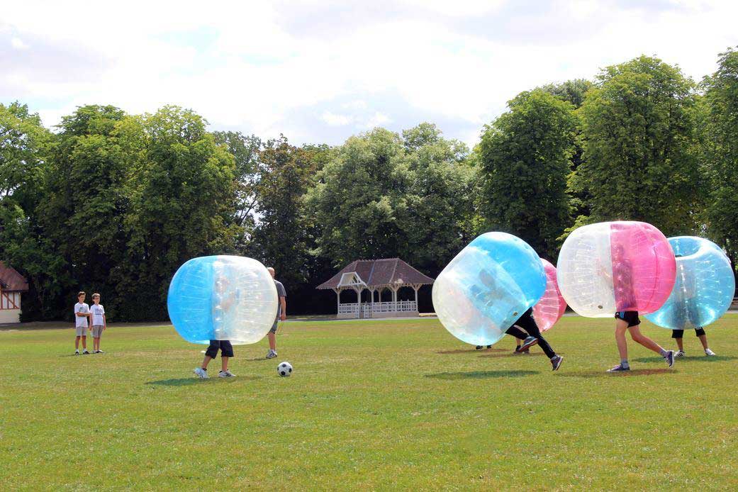 80 personnes ont testé<br/> le bubble foot à Warmeriville