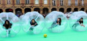 Bubble foot sur la place ducale à charleville-mézières dans les Ardennes avec Gaco